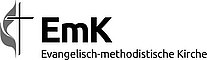 Das Logo der Evangelisch-methodistischen Kirche besteht aus zwei Elementen: einem Kreuz mit schmalen Längs- und Querbalken sowie links daneben zwei Flammen, die übereinander angeordnet sind. Rechts neben dem Logo kann Text wie der Kirchenname stehen.